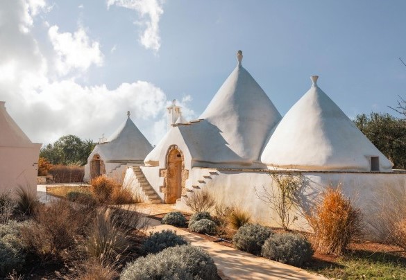 I caratteristici “coni” - Trulli Fiori di Mandorlo