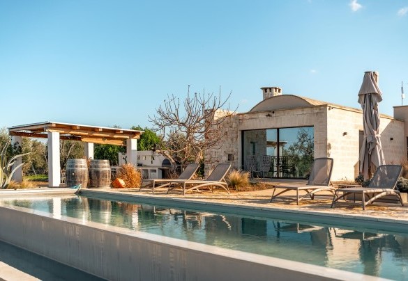 La piscina è rivestita in mosaico piastrellato - Trulli Fiori di Mandorlo