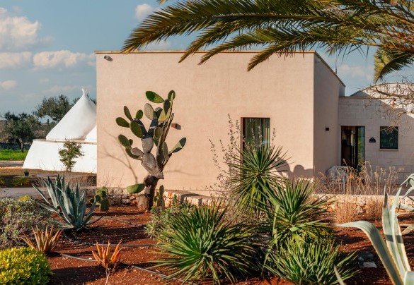 Il parco è caratterizzato da specie tipiche della macchia mediterranea - Trulli Fiori di Mandorlo