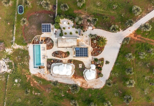 La proprietà incastonata tra muretti a secco e uliveti secolari della campagna pugliese - Trulli Fiori di Mandorlo