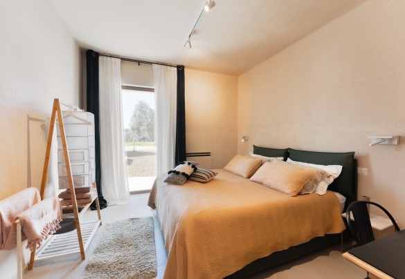 Camera matrimoniale n.1 con uscita diretta sul giardino - Trulli Fiori di Mandorlo	