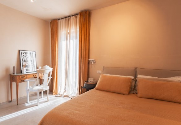 Camera matrimoniale n.2 con uscita diretta sul giardino - Trulli Fiori di Mandorlo