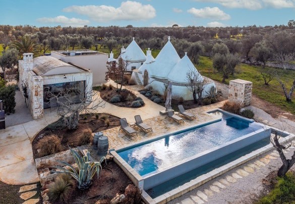 Il parco di circa 7.000 mq è caratterizzato da un vasto uliveto - Trulli Fiori di Mandorlo