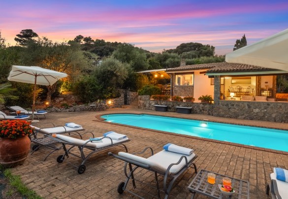 La piscina all’imbrunire - Villa Althaea