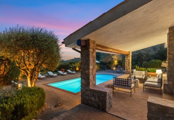 Il portico nelle luci serali - Villa Althaea