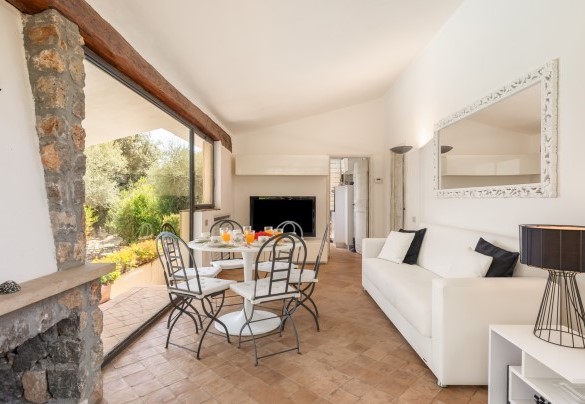 Il salotto con smart TV e tavolo da pranzo - Villa Althaea