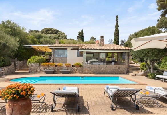 Solarium in cotto attrezzato con lettini e arredi - Villa Althaea