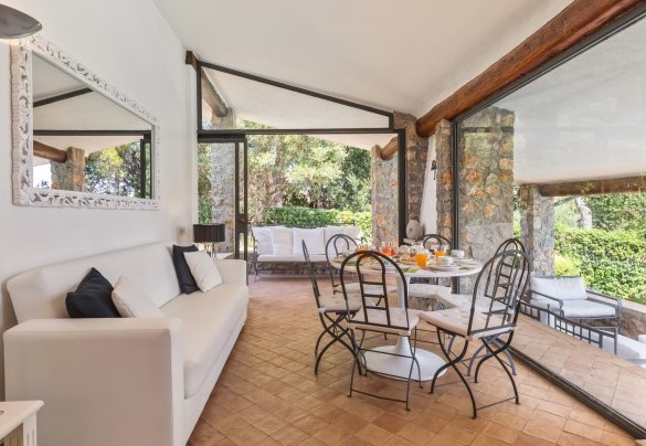 Il salotto con smart TV e tavolo da pranzo - Villa Althaea