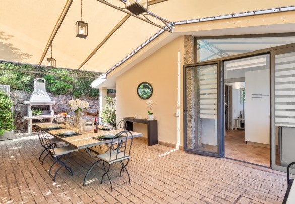 Pergola con tavolo da pranzo collegata alla cucina - Villa Althaea