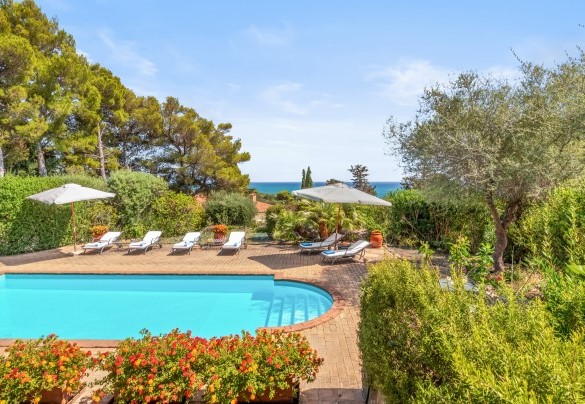 La piscina nel verde del parco - Villa Althaea