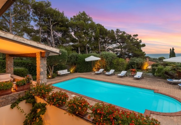 La piscina all’imbrunire - Villa Althaea