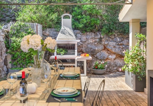 Barbecue in pietra accanto alla pergola - Villa Althaea