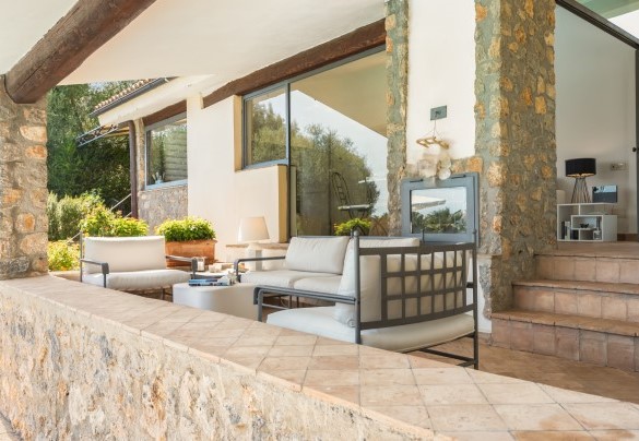 La grande porta finestra tra il salotto e il portico - Villa Althaea