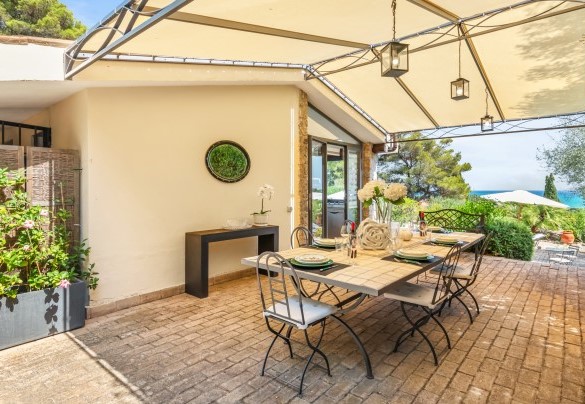Piscina e gradini per pergola con tavolo da pranzo - Villa Althaea