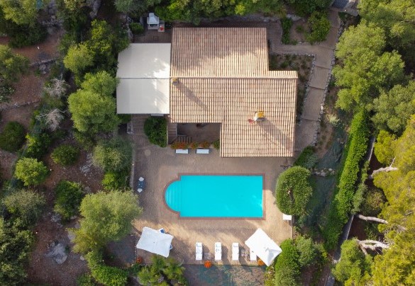 Solarium in cotto attrezzato con lettini e ombrelloni - Villa Althaea