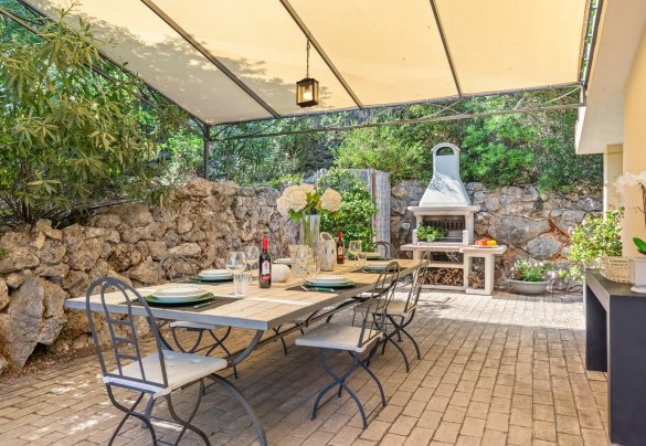 Pergola con tavolo da pranzo collegata alla cucina - Villa Althaea