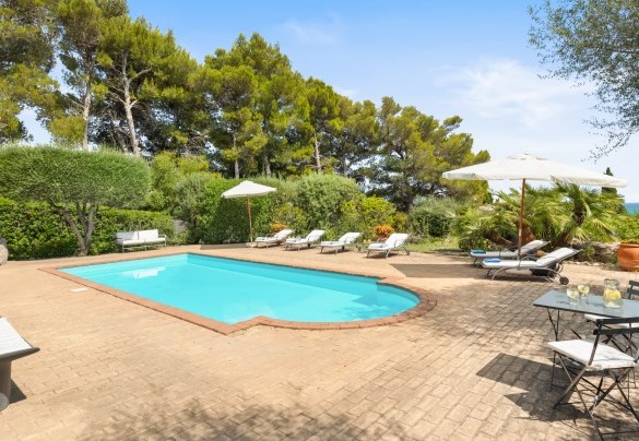 La piscina misura 10 x 4 m - Villa Althaea