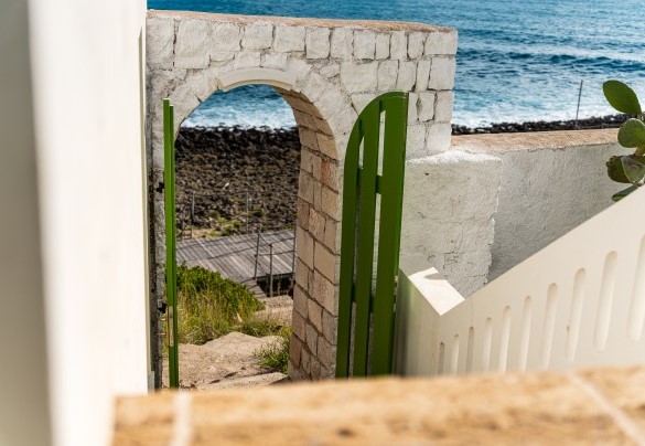 Dal giardino un percorso conduce direttamente al mare - Villa Aristula