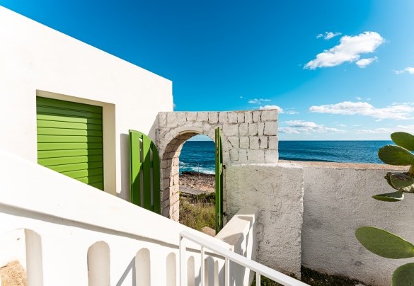 Dal giardino un percorso conduce direttamente al mare - Villa Aristula