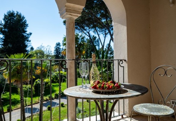 The loggia on the first floor overlooking the garden - Villa Corte Sant’Anna