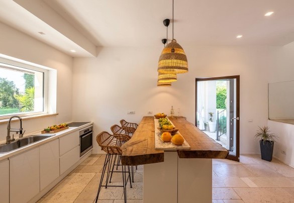 The kitchen with access to the poolside porch - Villa Corte Sant’Anna