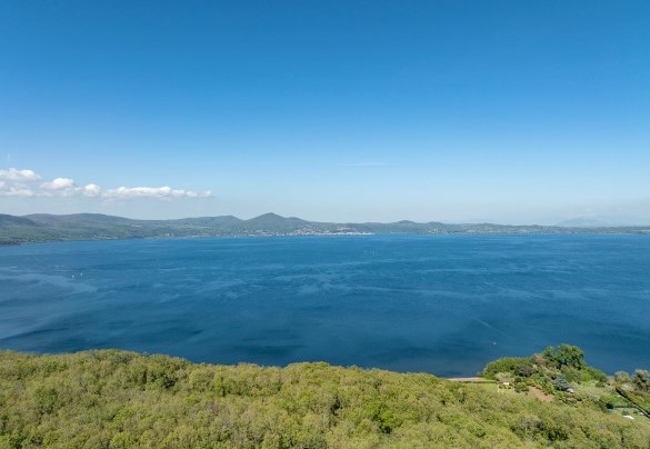 The crystalline blue waters of Bracciano Lake - Villa Corte Sant’Anna
