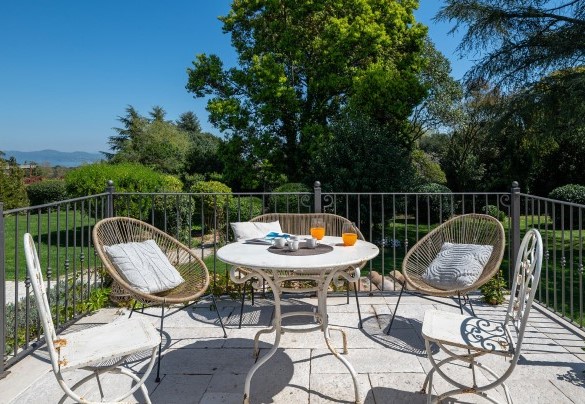 The living space in the terrace and the large cedar tree in the background - Villa Corte Sant’Anna