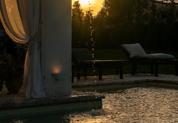 Water games in the pool at sunset - Villa Corte Sant’Anna