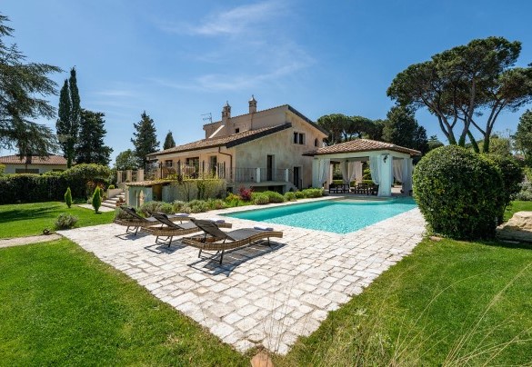 The pool terrace of the Trani stone surrounded by the well-kept lawn - Villa Corte Sant’Anna