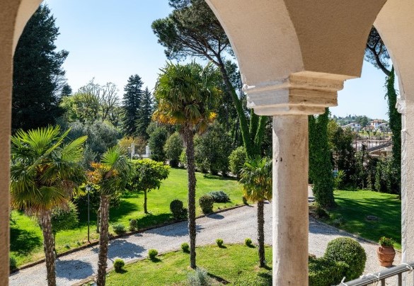 The loggia on the first floor overlooking the garden - Villa Corte Sant’Anna