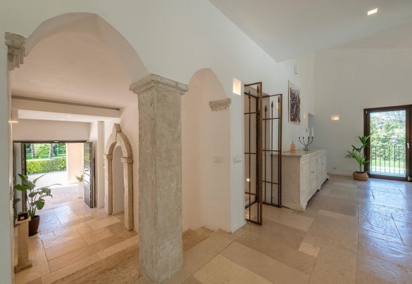 Entrance and stairs to the first floor - Villa Corte Sant’Anna