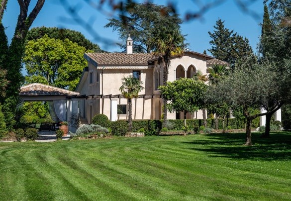 The well-kept lawn surrounds the villa - Villa Corte Sant’Anna