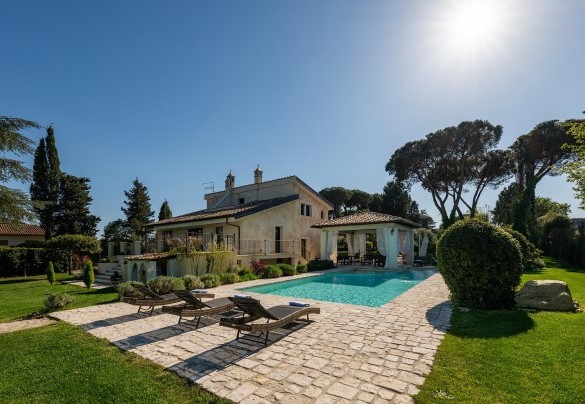 The swimming pool is situated on the same level as the villa, about 10 metres away - Villa Corte Sant’Anna