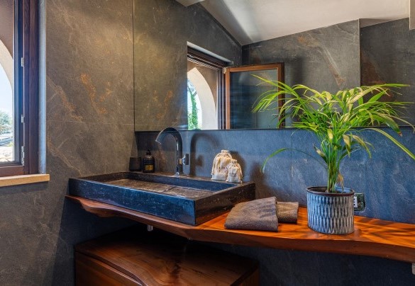 Bathroom with shower n.1 en-suite to bedroom n.1 - Villa Corte Sant’Anna