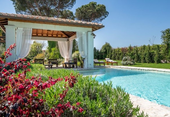 The pool terrace bordered by aromatic bushes - Villa Sant’Anna