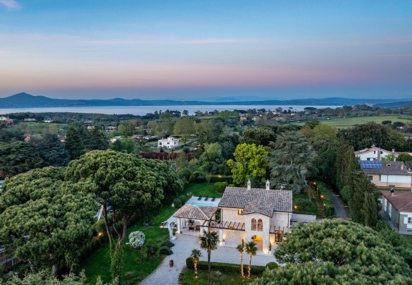 The property and Bracciano Lake in the background - Villa Corte Sant’Anna