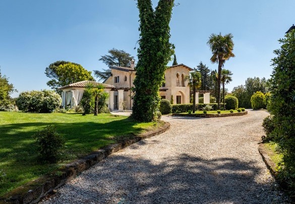 The gravel driveway shaded by pine trees - Villa Corte Sant’Anna