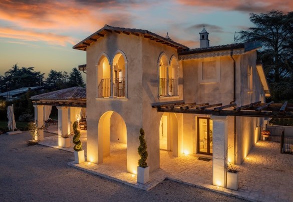 The villa illuminated by warm and enveloping lights - Villa Corte Sant’Anna