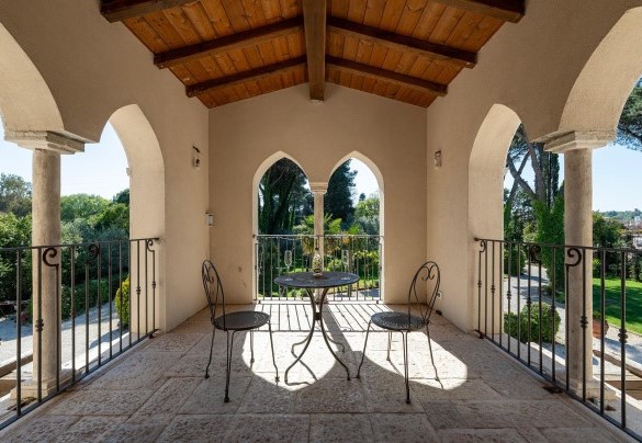 The loggia on the first floor overlooking the garden - Villa Corte Sant’Anna