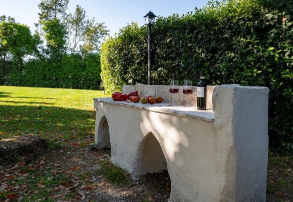 Brick-in barbecue in the shade of the cedar tree - Villa Corte Sant’Anna