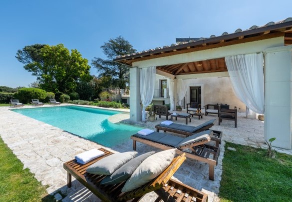 The porch with sun loungers and living area by the pool - Villa Corte Sant’Anna