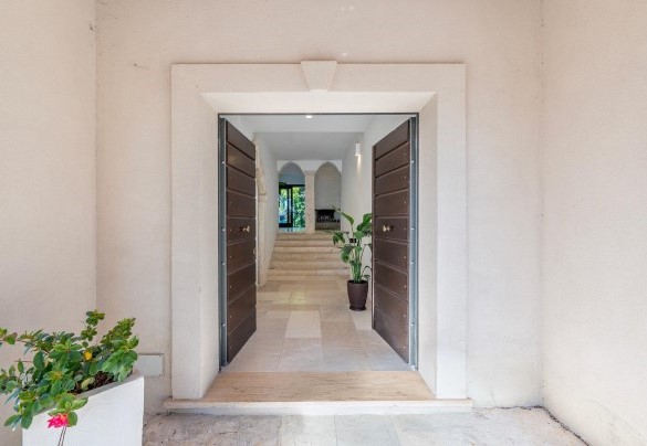 The bright entrance in Trani stone - Villa Corte Sant’Anna