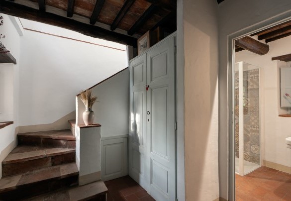 La scala che porta al primo piano ed il bagno con doccia n. 1 al piano terra - Villa Delle Silerchie