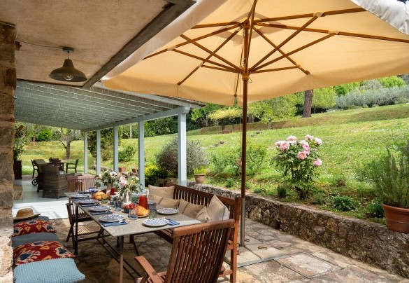 Il tavolo da pranzo all’uscita della cucina - Villa Delle Silerchie