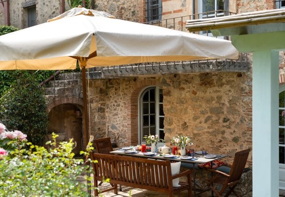 Il tavolo da pranzo all’uscita della cucina - Villa Delle Silerchie