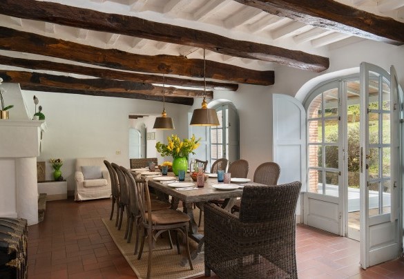 Tavola imbandita nella sala da pranzo - Villa Delle Silerchie