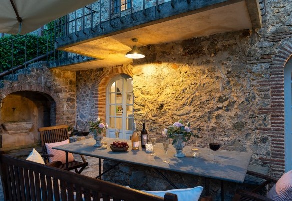 Il tavolo da pranzo nelle luci della sera - Villa Delle Silerchie