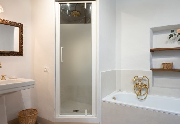 Bagno con doccia e vasca  n.3 al secondo piano - Villa Delle Silerchie