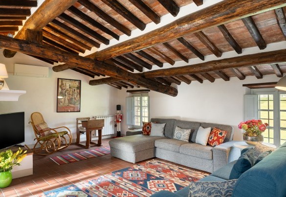 Salotto al secondo piano con TV e camino (ornamentale) - Villa Delle Silerchie