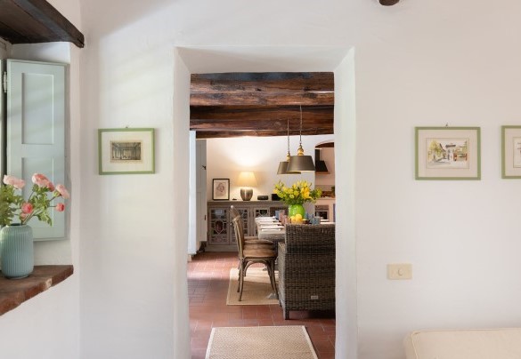 Scorcio della sala da pranzo dal salotto - Villa Delle Silerchie